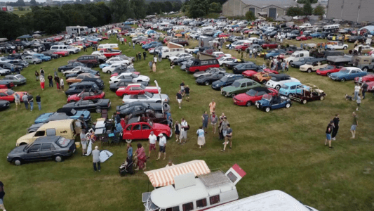 Organiser un rassemblement de véhicules électriques : logistique de recharge et gestion des flux